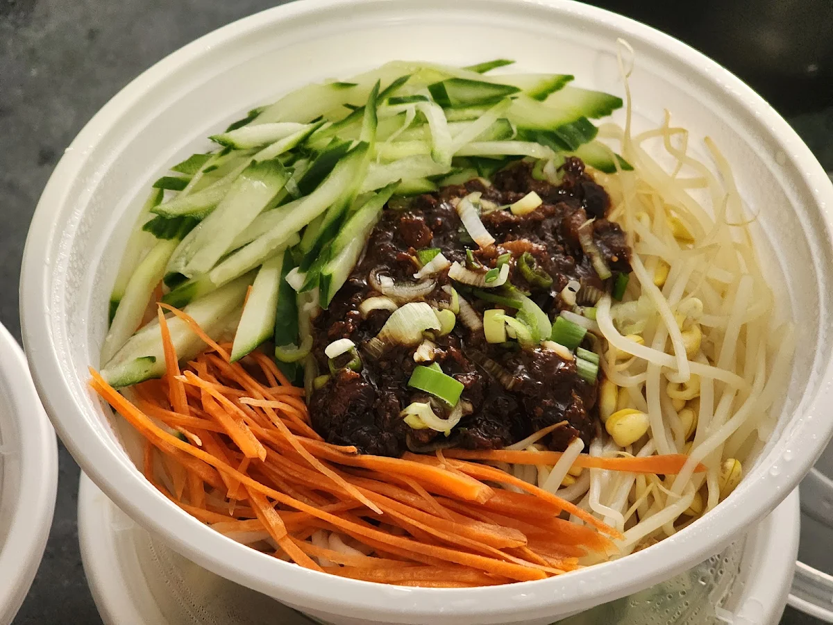 Fried Bean Paste w Pork on Noodles 炸酱面